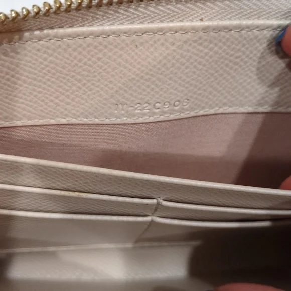 Salvatore Ferragamo Cream Beige Zip Around Wallet With Box - Picture 11 of 17